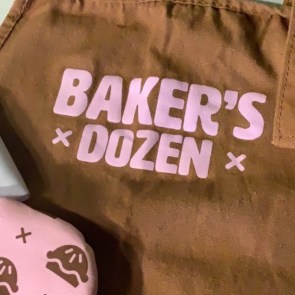 Baker’s Dozen apron, chef hat, and oven mitt set - Picture 4 of 4